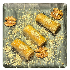 Geleneksel bir tatlı olan sarma baklava, cevizin doyurucu tadı ile unutulmaz bir deneyim sunuyor.