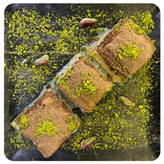 Soğuk Baklava: İnce yufka katmanları, taze kaymak ve şerbetin mükemmel uyumuyla hazırlanan ferahlatıcı bir lezzet. Sıcak havalarda serinlemek için ideal bir tercih.